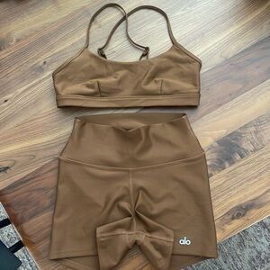 Alo cinnamon brown set. Airlift intrigue bra. 3 inch Airlift energy shorts.
